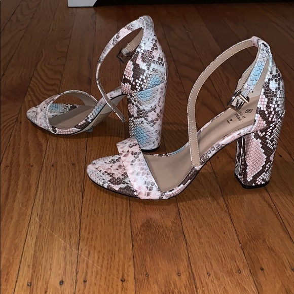 *BRAND NEW* *NEVER WORN* snake skin heels - Picture 2 of 3
